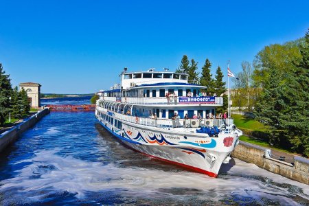 Теплоход Николай Некрасов