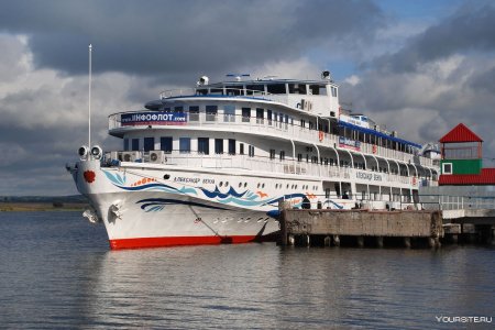 Теплоход Александр Бенуа