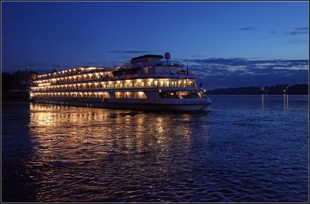 Красивый теплоход