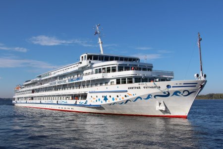 Теплоход круизный Дмитрий Фурманов