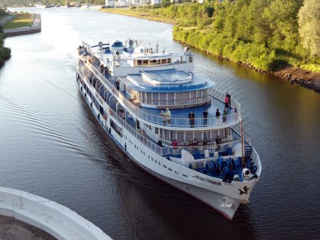 Волга река теплоход