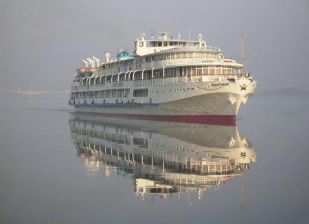 Речной теплоход Козьма Минин