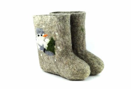 Валенки на белом фоне