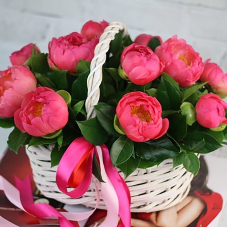 Пионы в корзине