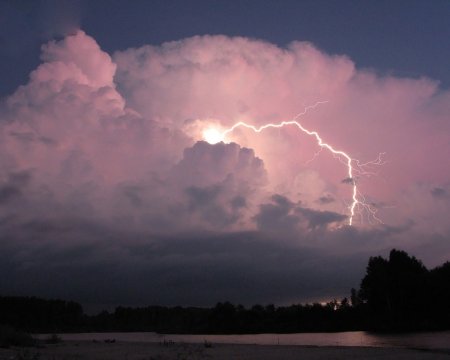 Молния в облаках