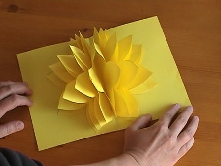 Открытка с объемным цветком внутри