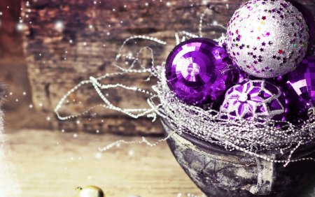 Фиолетовые новогодние игрушки
