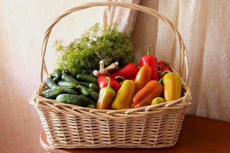 Красивая корзина с овощами