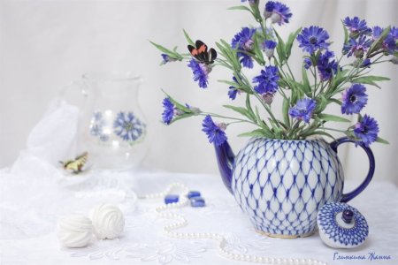 Васильки в вазочках