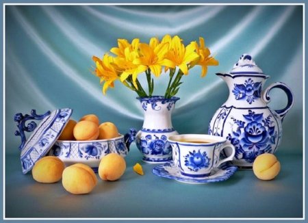 Натюрморт с гжельской посудой
