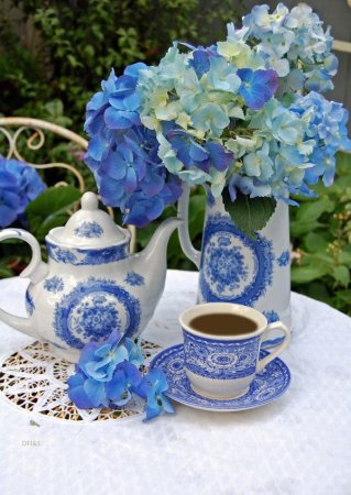 Утренний чай в голубых тонах