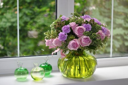 Цветы в вазе на окне