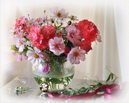 Букет цветов в стеклянной вазе