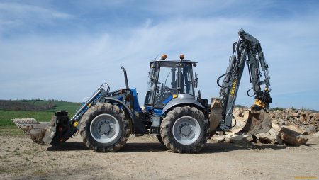 Трактор с ковшом настоящий