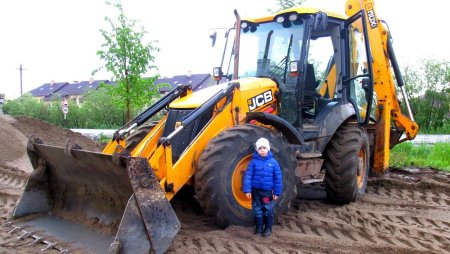 Трактор желтый с ковшом настоящий JCB