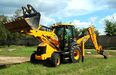 Трактор экскаватор погрузчик JCB