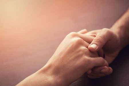 Прикосновение рук