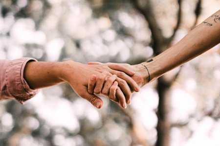 Рука тянется к руке