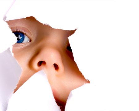 Нос на белом фоне