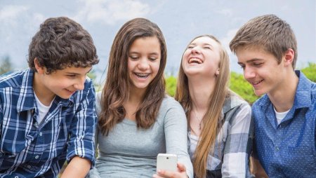 Подросток со сверстниками