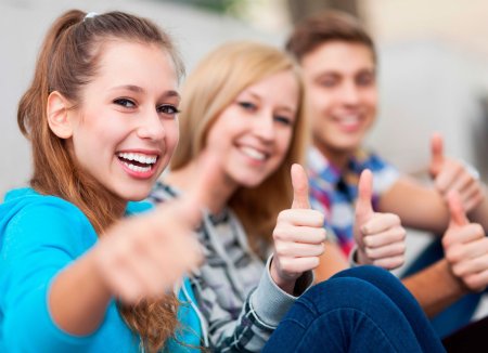 Подросток улыбается