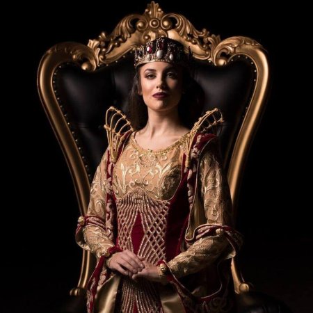 Королева на троне