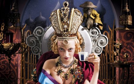 Смешная девушка в короне