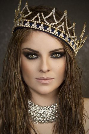 Девушка в короне