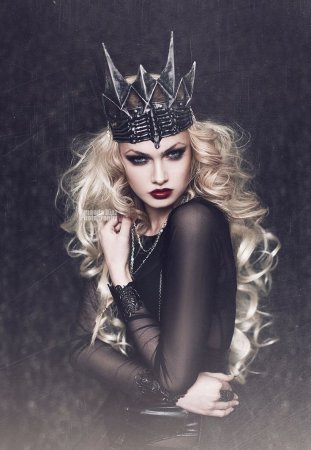 Дерзкая девушка в короне
