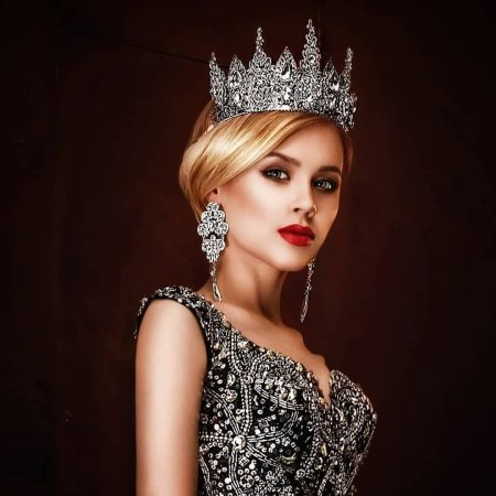 Девушка в короне
