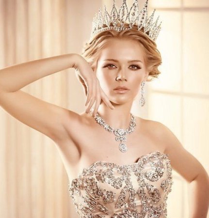 Женщина с короной на голове