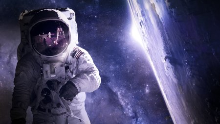 Космонавт в открытом космосе