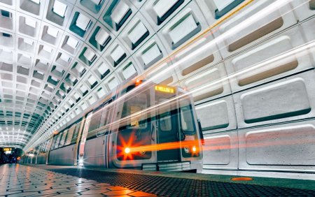 Метро в движении