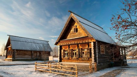 Русская изба в деревне