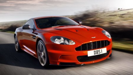Красный спорткар Aston Martin DBS v12.