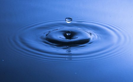 Капля падает в воду