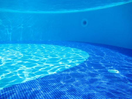 Бассейн под водой