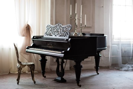 Пианино с канделябрами