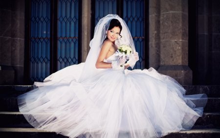 Красивая девушка в свадебном платье