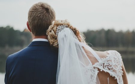 Жених и невеста со спины