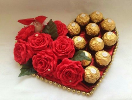 Красивый подарок из конфет