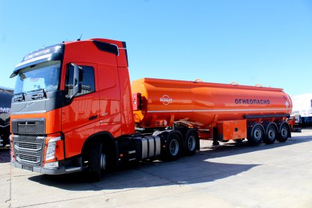 Вольво с полуприцепом бензовоз