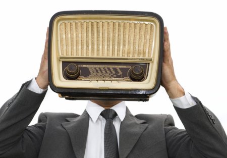 Человек с радиоприемником