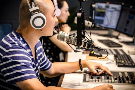 Звукооператор с микрофоном