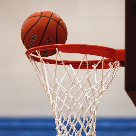 Баскетбольный мяч и кольцо