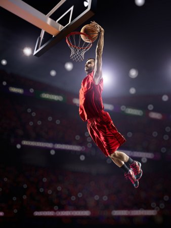 Леброн Джеймс в прыжке