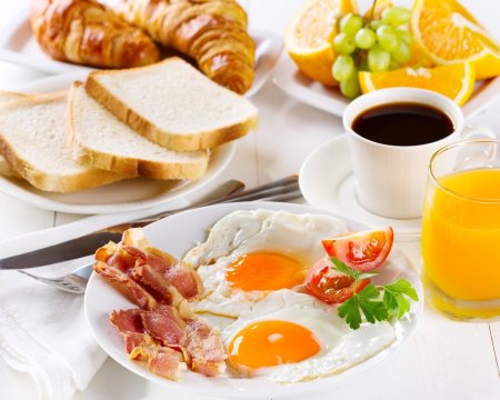 Завтрак с круассанами фото