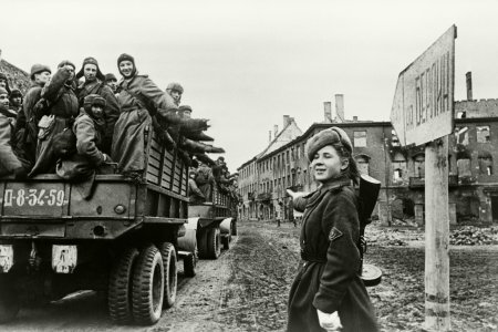 Регулировщица в Берлине 1945