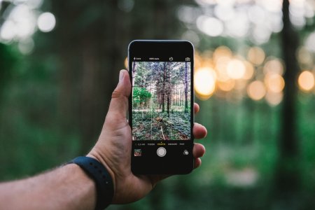 Фотографирует на телефон
