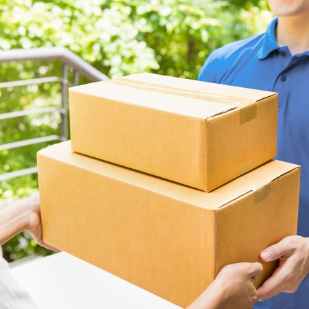 Курьер вручает посылку